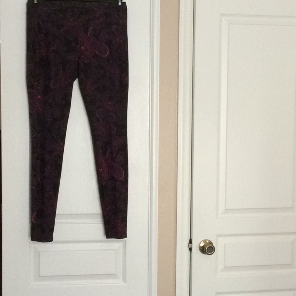 HUE paisley leggings